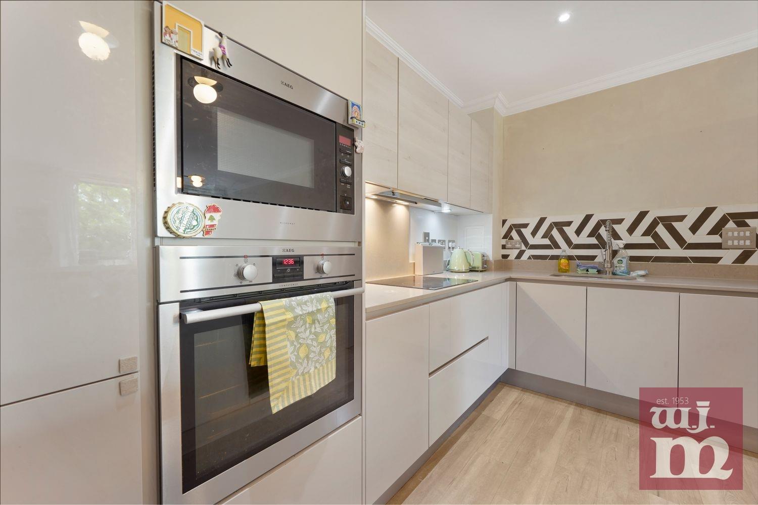 2 bed property in Maypole Court, Mile End